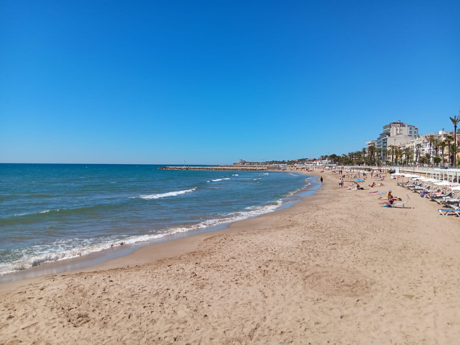 Sitges renova les 9 banderes blaves de les seves platges i la del port esportiu de Port Ginesta