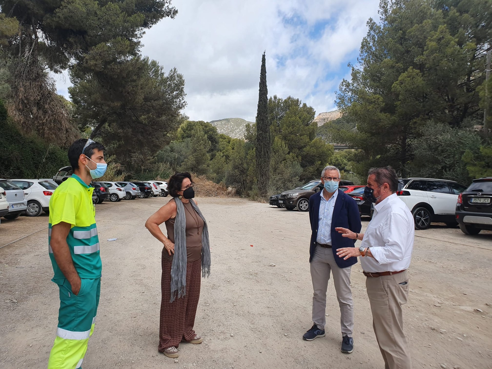 L’Alcaldessa de Sitges, Aurora Carbonell, i el regidor de Governació, Josep María Martínez, durant la vista a l’espai aquest matí