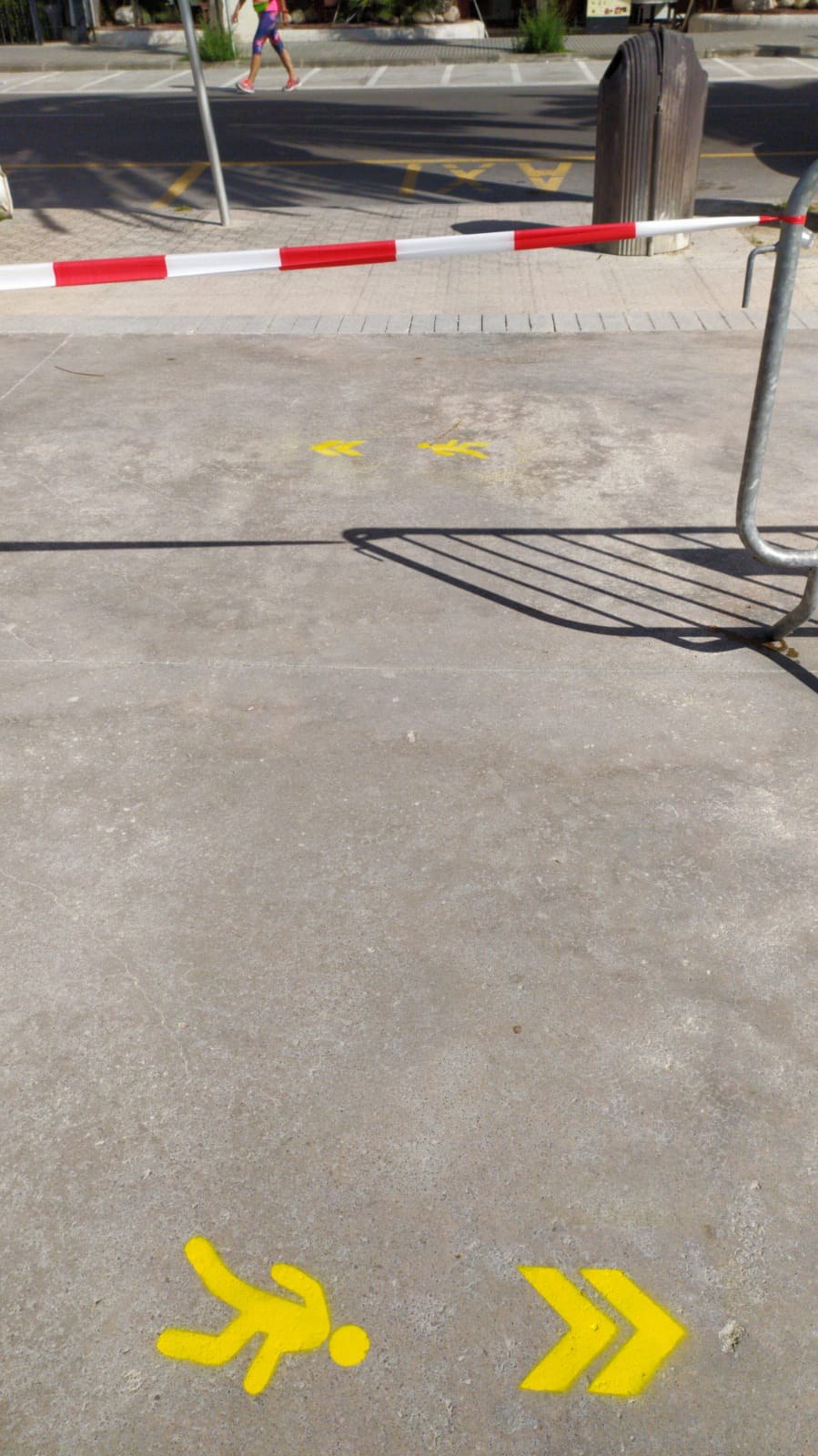 L’Ajuntament senyalitza la circulació de vianants al centre de la vila com a mesura de seguretat i prevenció