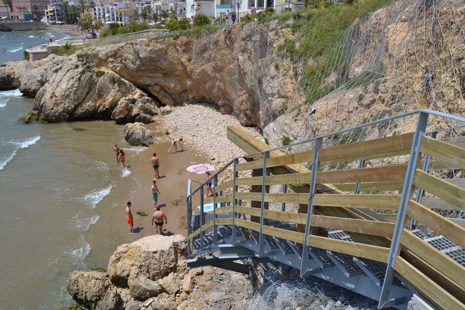 Una nova escala metàl·lica dóna accés a la platja Fonda
