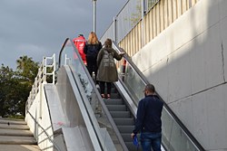 Les noves escales mecàniques del pas sota la via del tren d'Hort Gran entren en funcionament