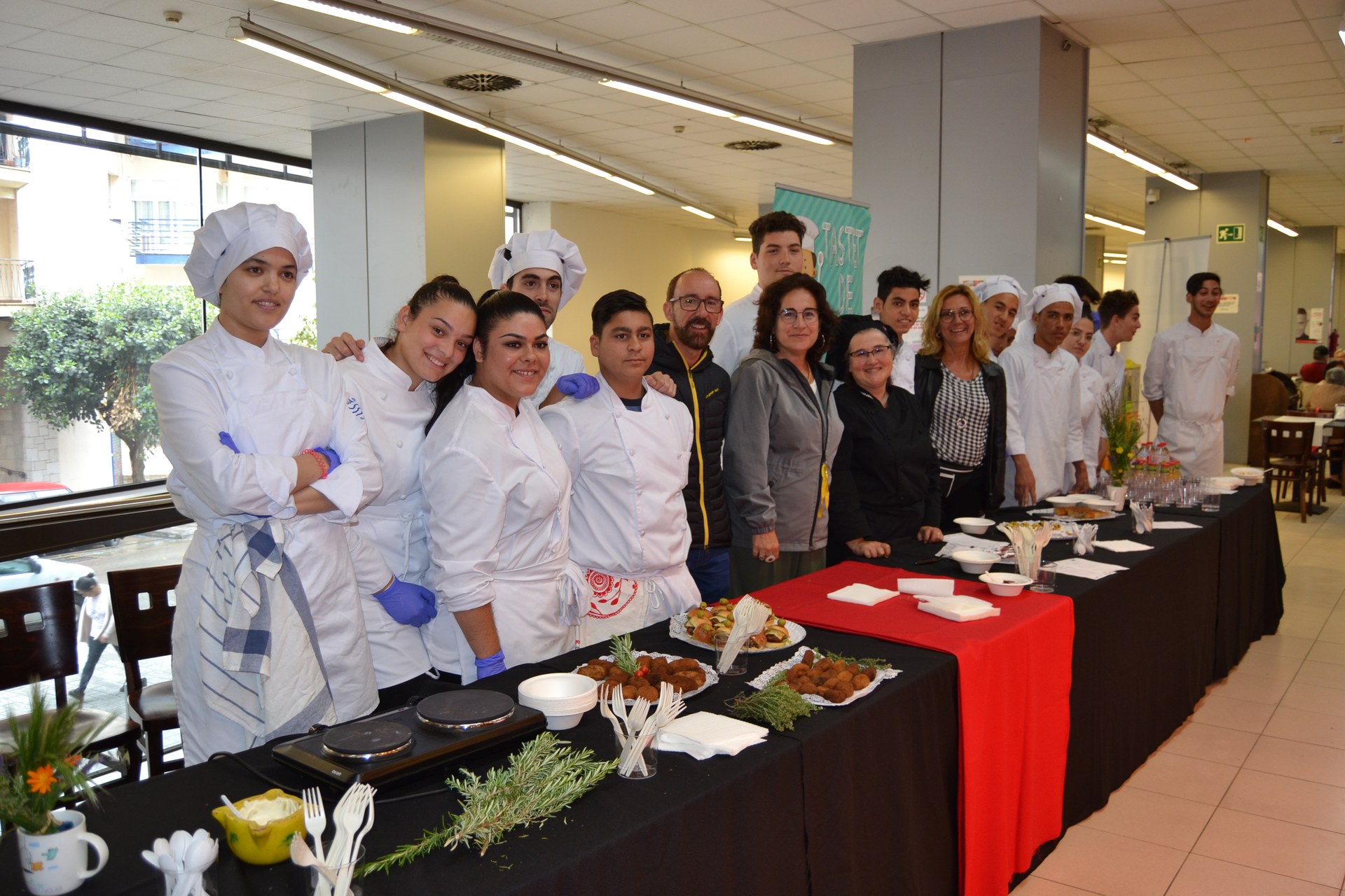 Alumnes del curs d’ajudant de cuina del projecte ‘Garraf Singular’ ofereixen el primer tast al Mercat Municipal