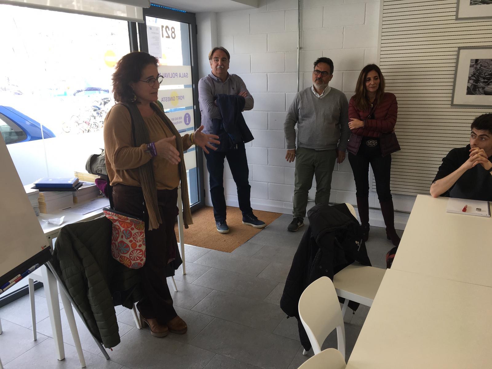 La regidora de Promoció Econòmica, Aurora Carbonell, dóna la benvinguda als alumnes del programa Garraf Singular