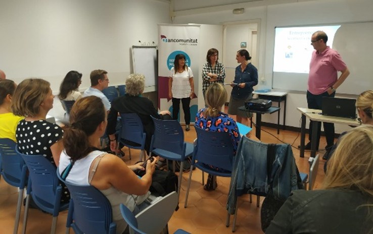 El CIES Nivell 10 celebra una sessió d'acollida a dones emprenedores