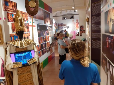 Exposició La Cubana- vigilant de sala.jpeg