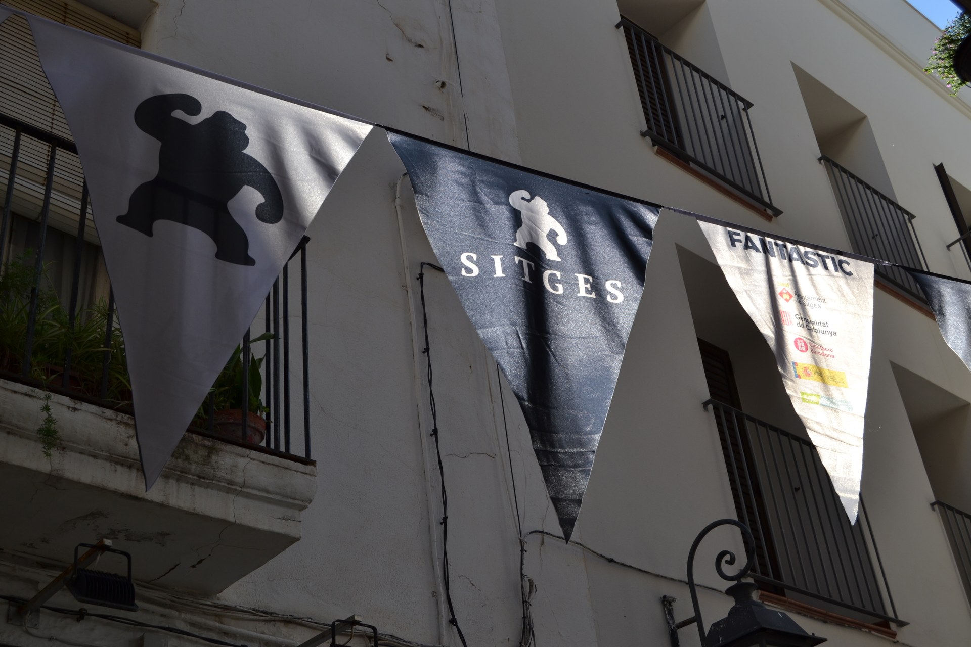 La deooració dels carrers en motiu del Festival arriba també al Poble Sec