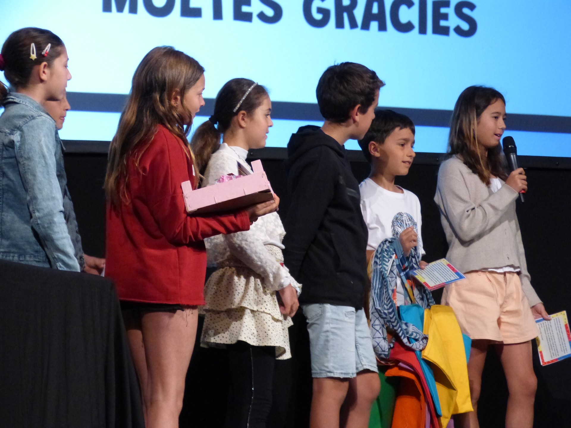 L’alumnat del projecte Cultura Emprenedora a l’Escola presenten les seves cooperatives i els seus productes