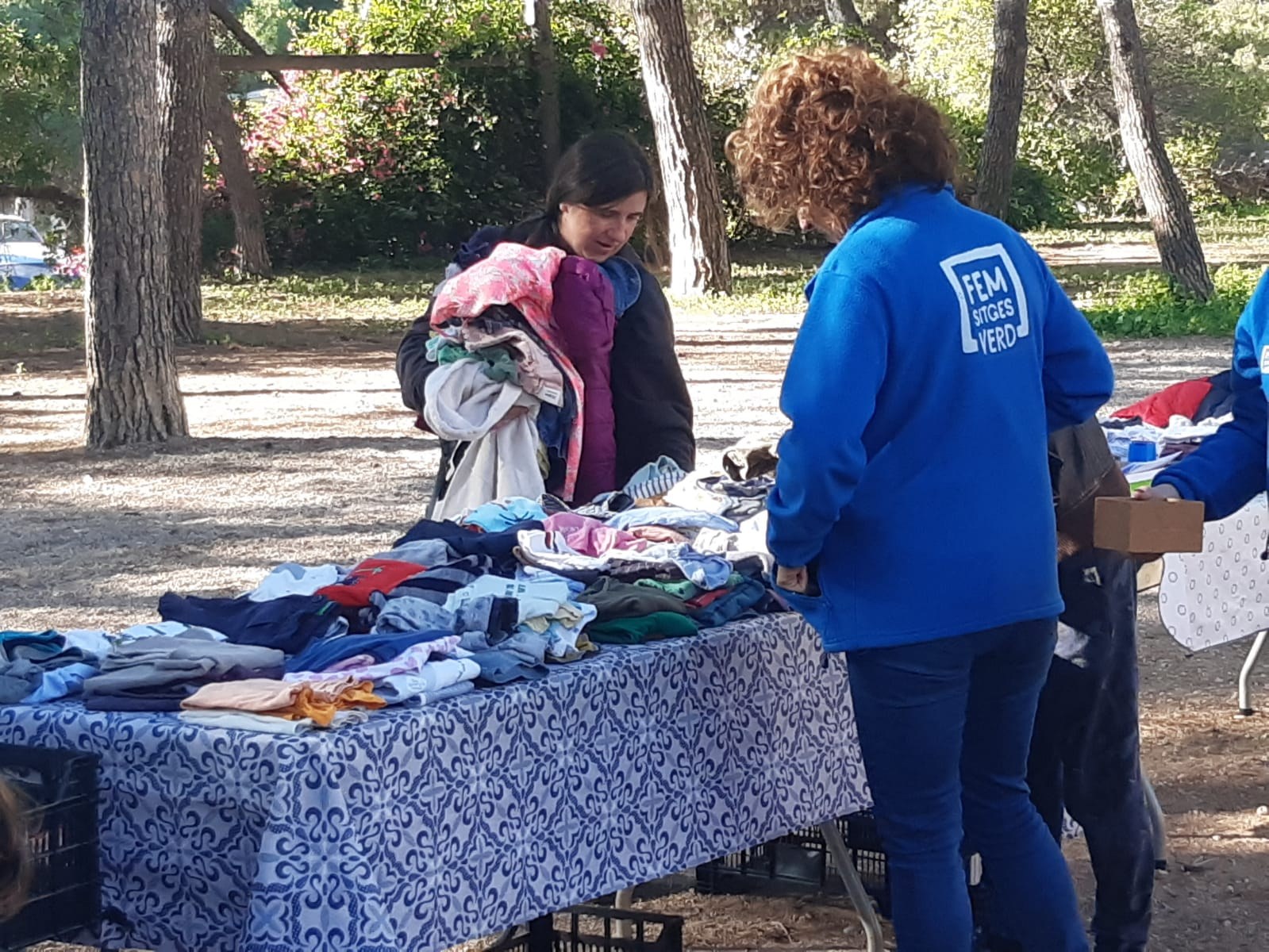 El mercat d’intercanvi de roba aconsegueix reutilitzar 136 quilos de tèxtil
