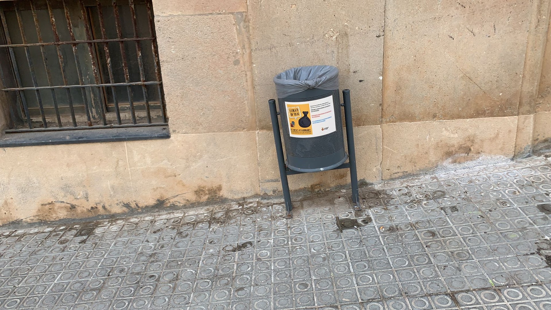 L’Ajuntament recorda que no es poden dipositar bosses de brossa a les papereres