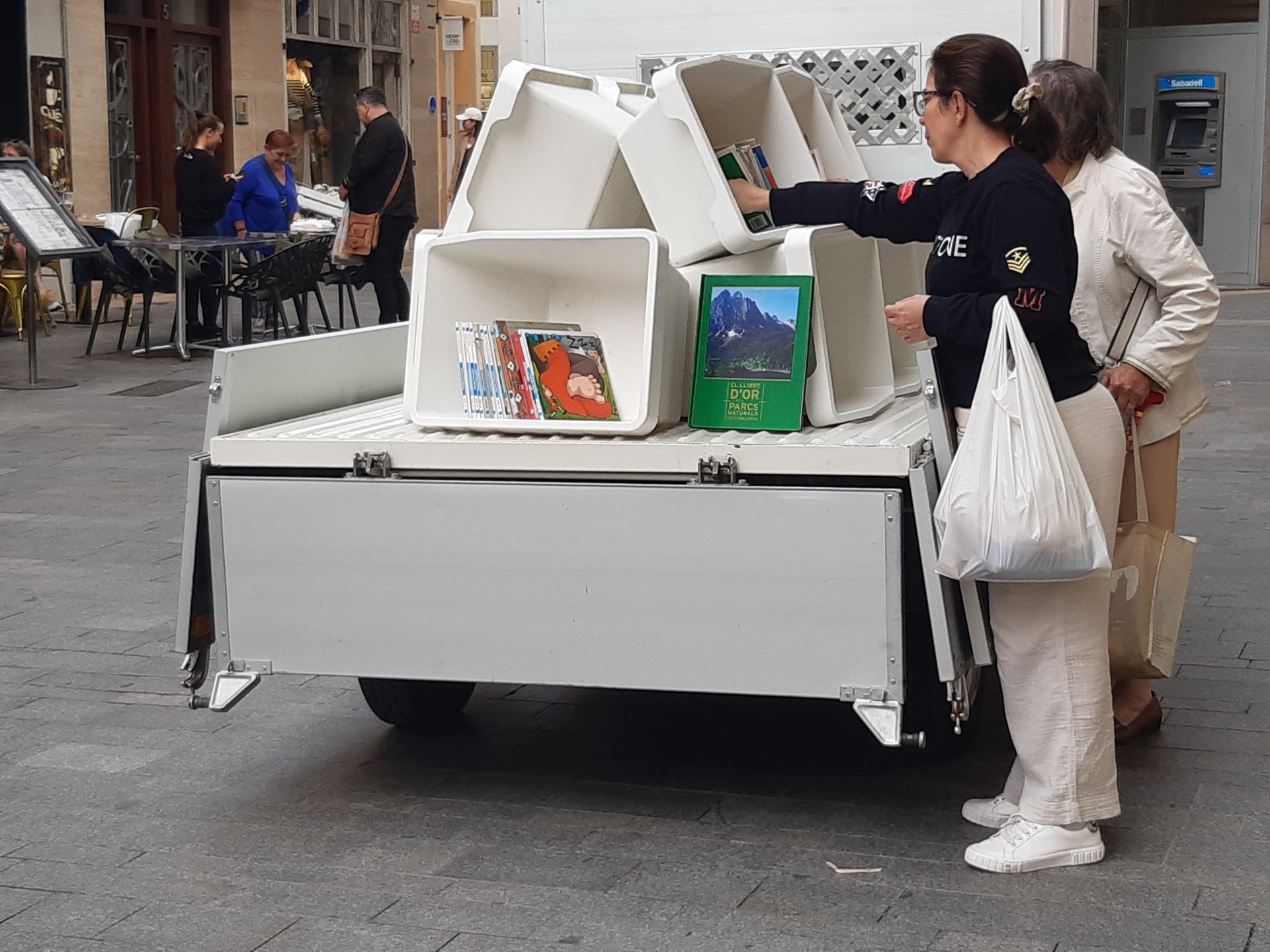 La Book truck s’instal·la al Cap de la Vila amb els seus llibres per reutilitzar