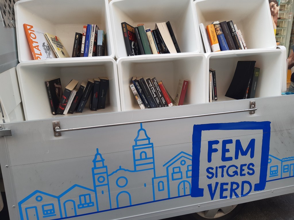 La Book truck s’instal·la al Cap de la Vila amb els seus llibres per reutilitzar