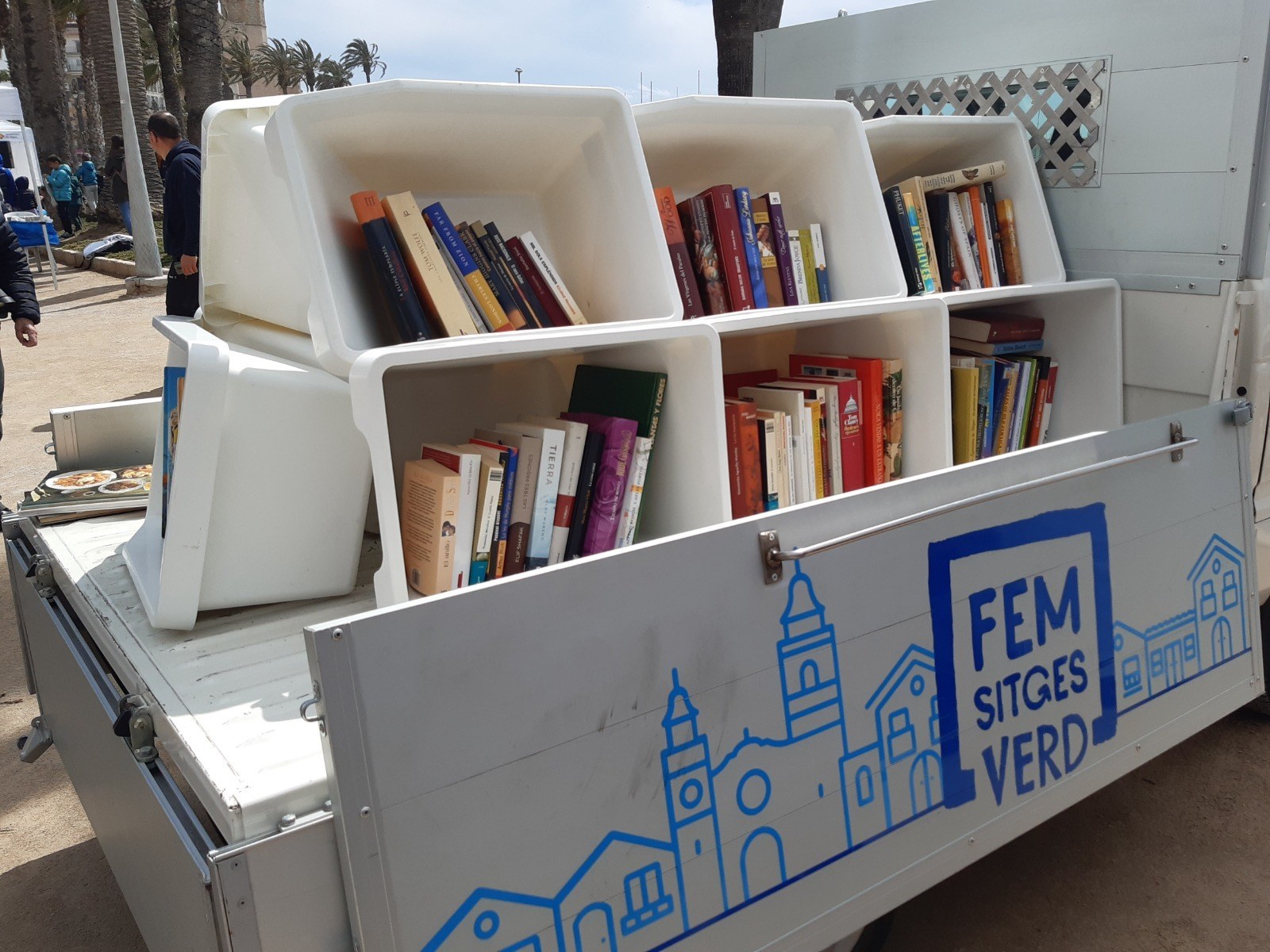 La Book truck s’instal·la al Cap de la Vila amb els seus llibres per reutilitzar