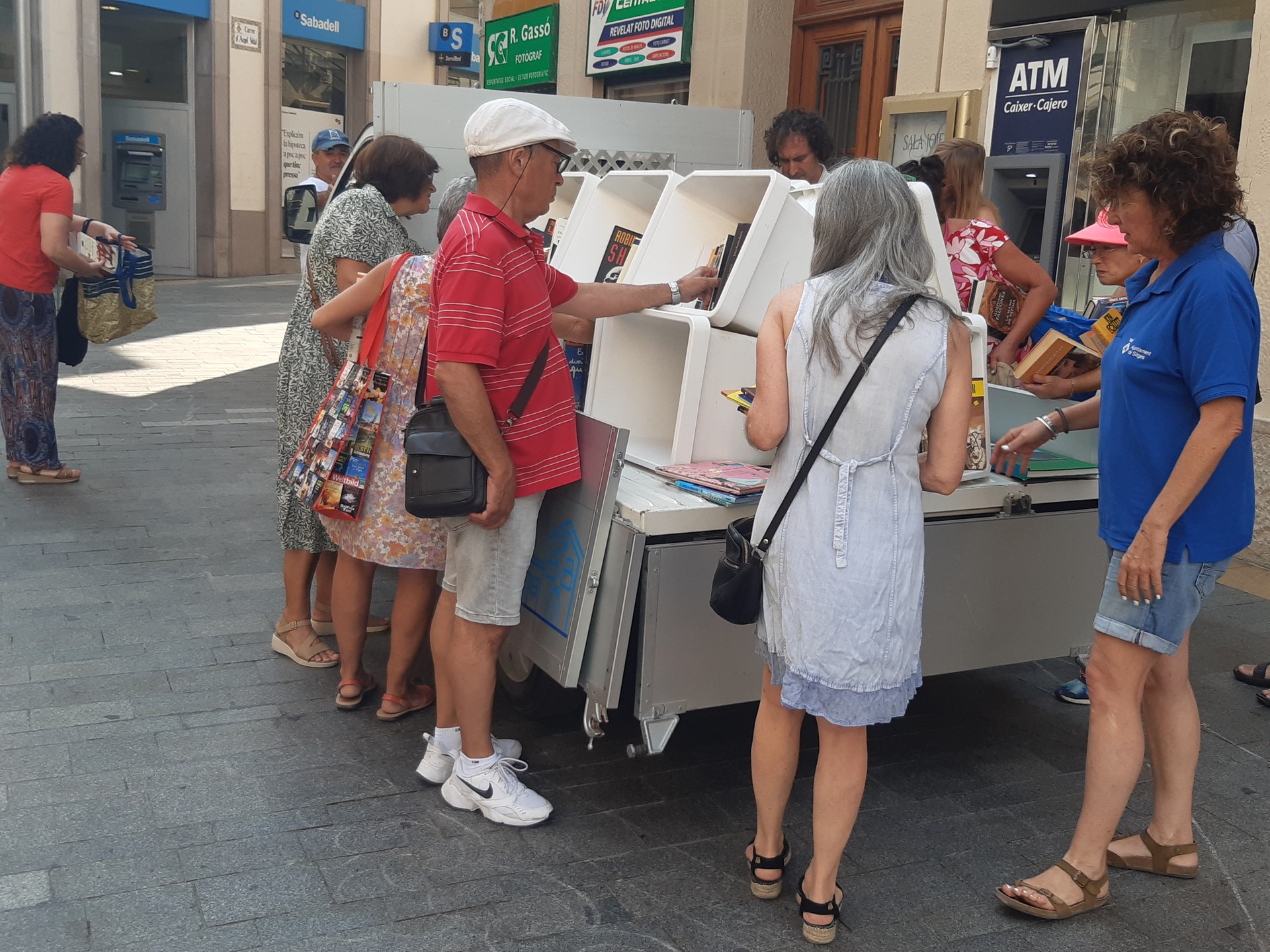 La Book truck s’instal·la al Cap de la Vila amb els seus llibres per reutilitzar