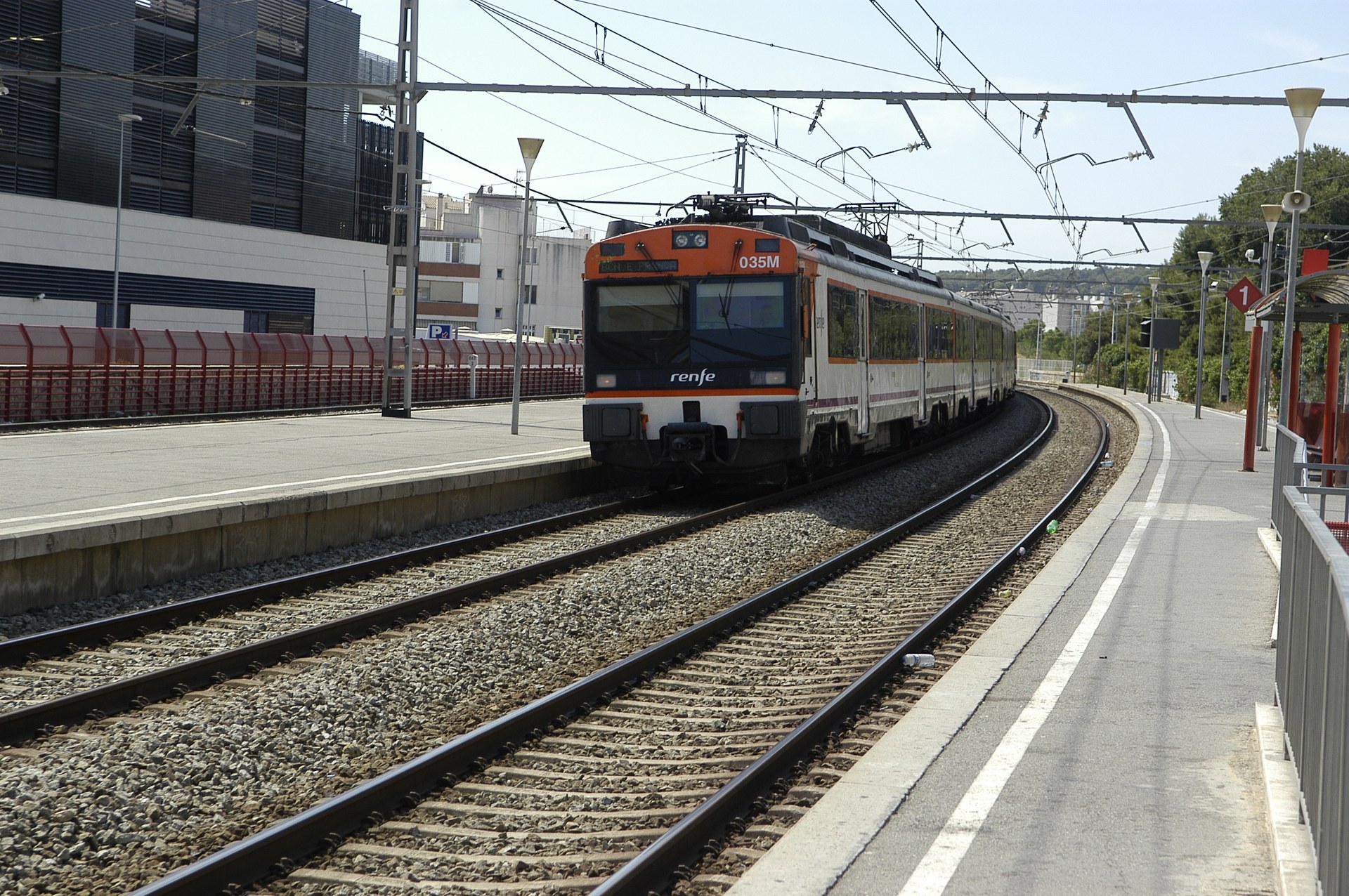Sitges planteja alternatives per a les pantalles acústiques vora la via del tren